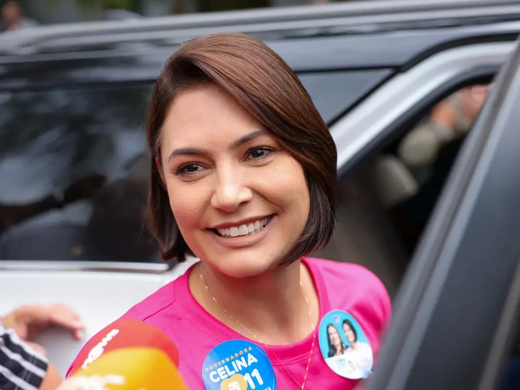 Michelle Bolsonaro discute com eleitora antes de votar em Brasília