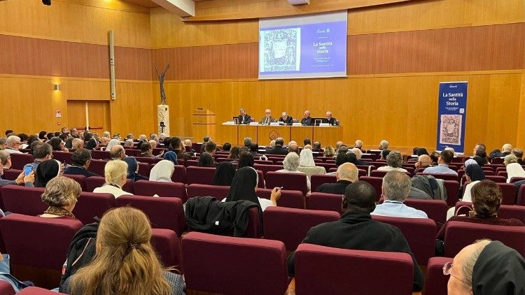 Cardeal Semeraro: o santo vive na história, mas imprime nela uma nova orientação