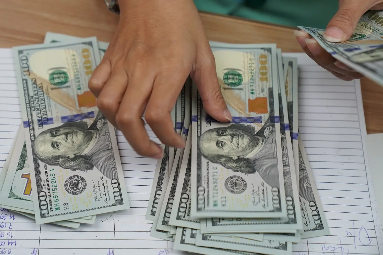Dólar hoje cai quase 1%, a R$ 4,98, com expectativa sobre eleições no domingo