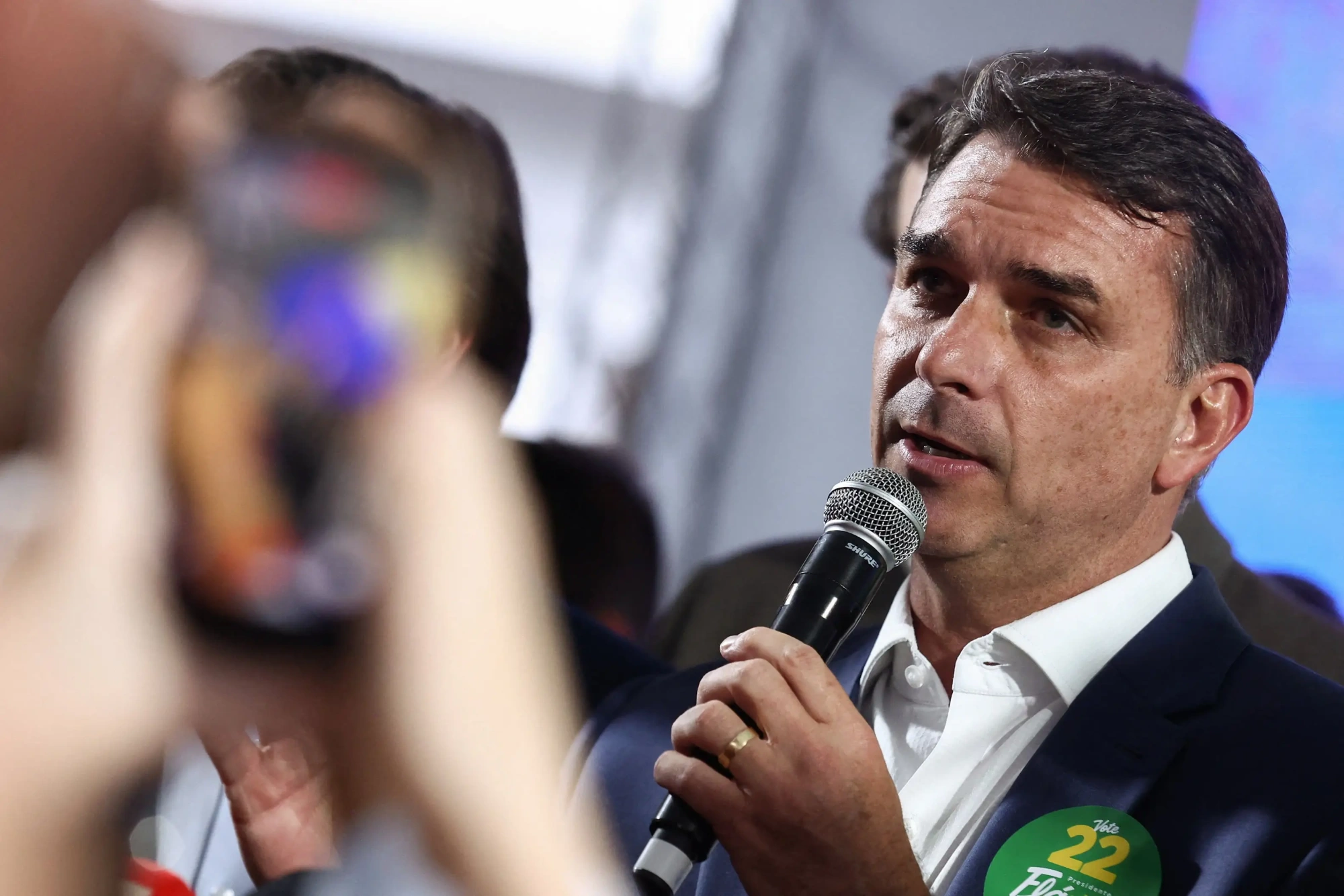 Moraes manda Flávio entregar passaportes e proíbe saída do Brasil após derrota