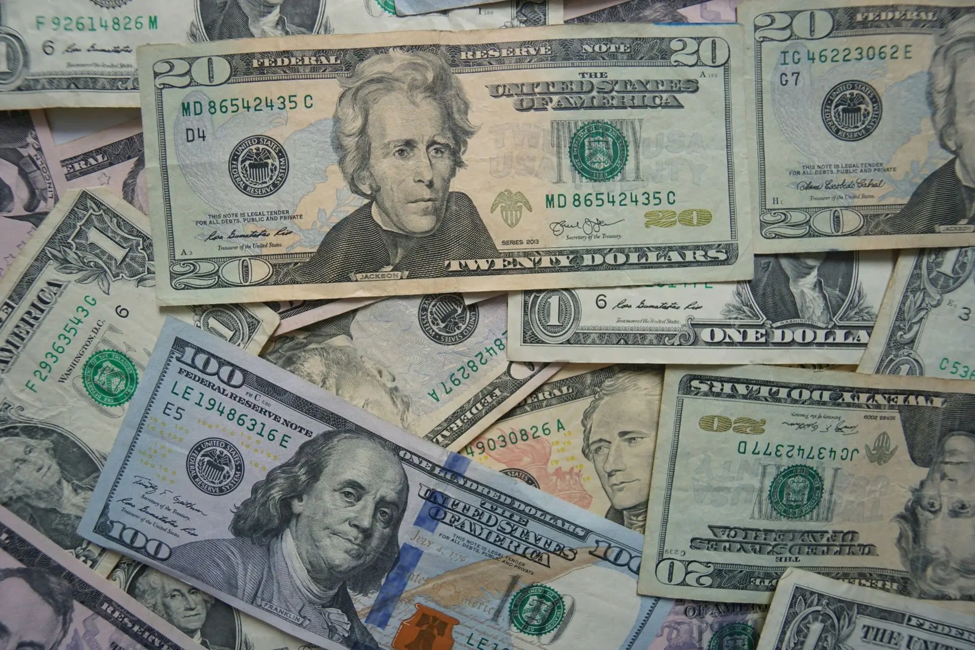Dólar hoje cai a R$ 5,04, reagindo a disputa eleitoral no Brasil e seguindo exterior
