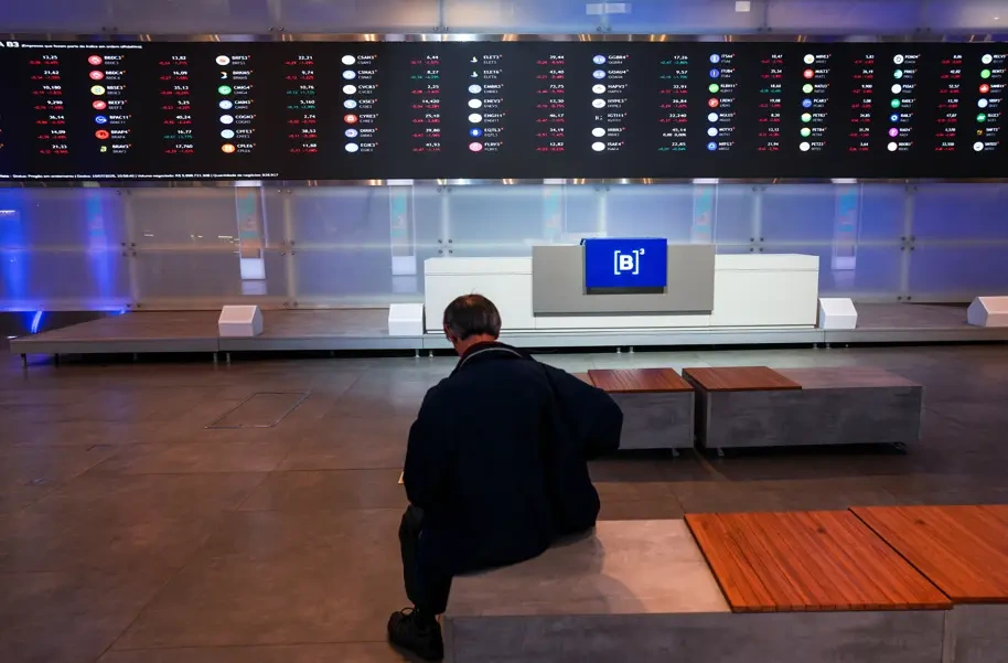 Ibovespa tem queda modesta em dia de acomodação após tombo; incertezas persistem