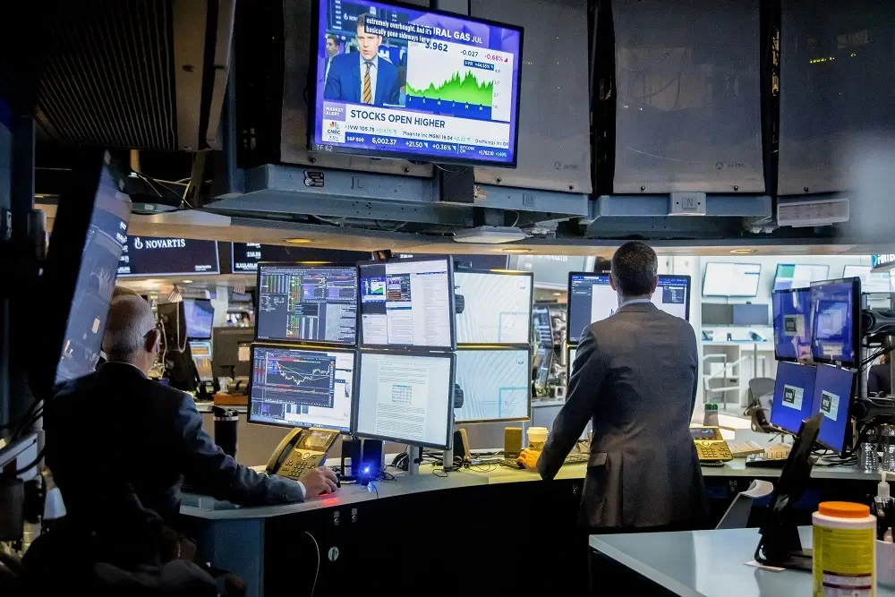 Nasdaq Futuro recua 2% após resultados decepcionantes de Amazon e Intel