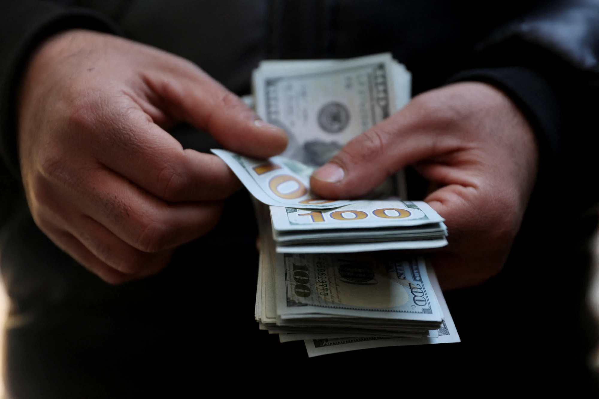 Dólar cai 0,7%, a R$ 5,10, com exterior e novo empate técnico entre Lula e Flávio