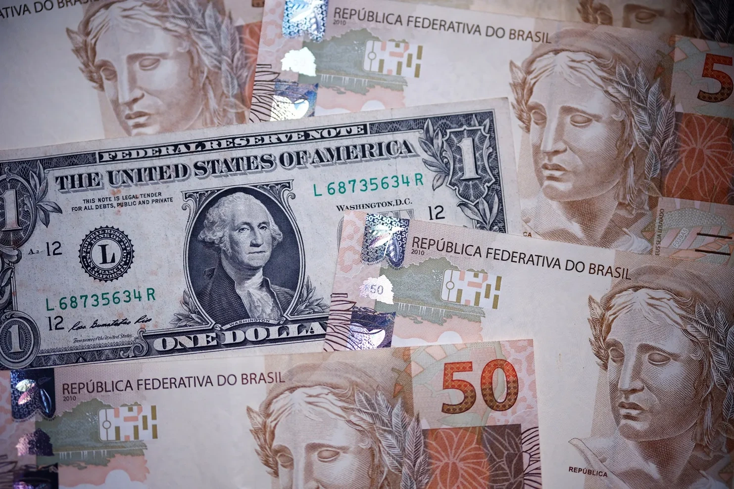 Dólar fecha em leve queda, a R$ 5,10, em meio à expectativa de acordo entre EUA e Irã