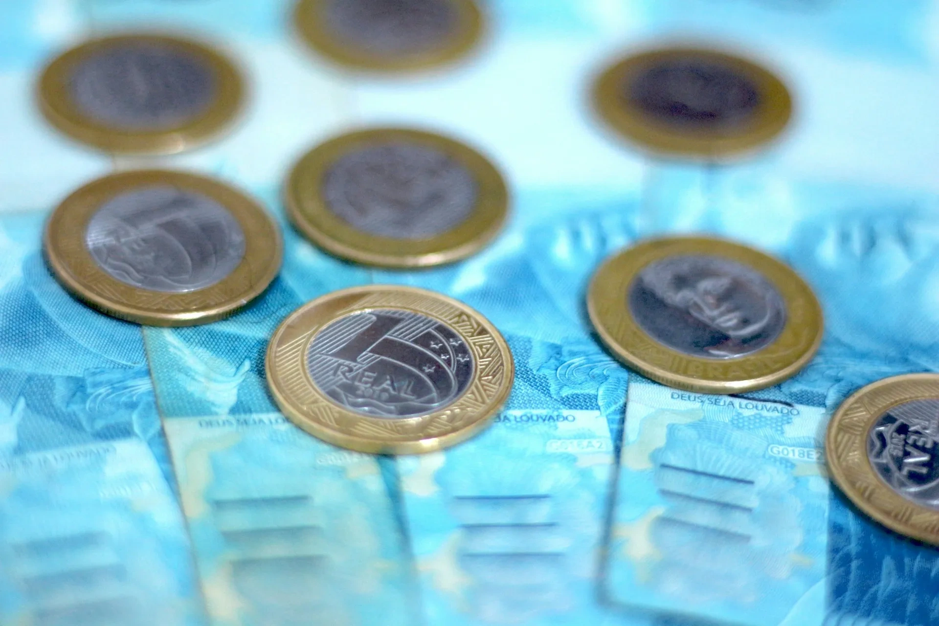 Taxas longas têm leves altas puxadas pelo exterior, mas eleição segue no foco 