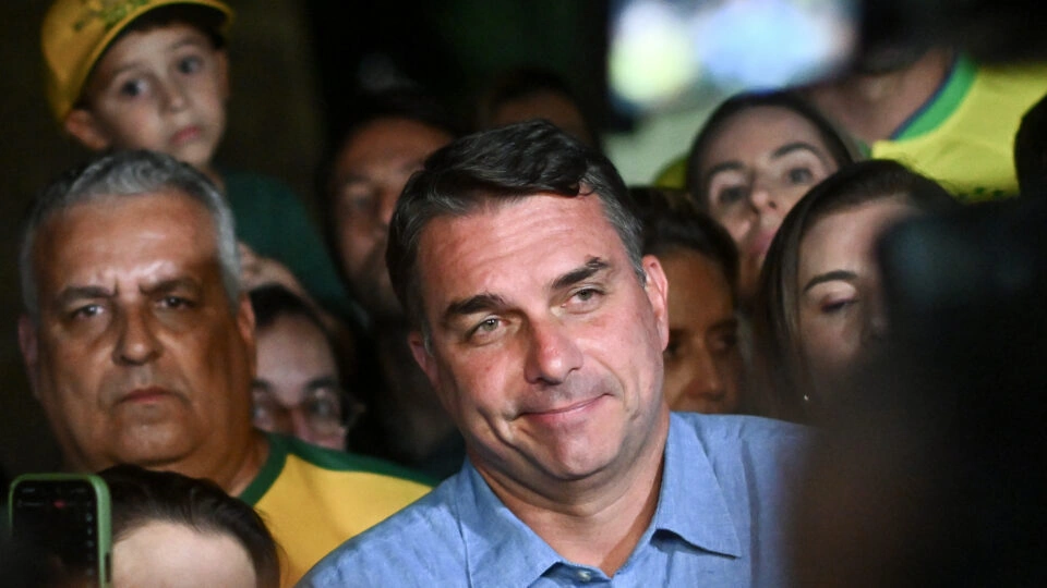 Mercado financeiro celebra avanço de Flávio Bolsonaro ao segundo turno