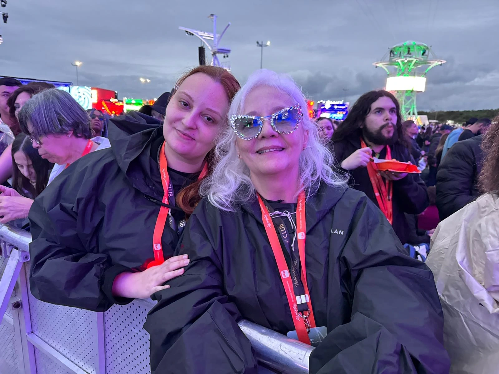 Mãe e filha saem de São Paulo para ver Elton John no Rock in Rio; fã acompanha cantor em shows desde 1970