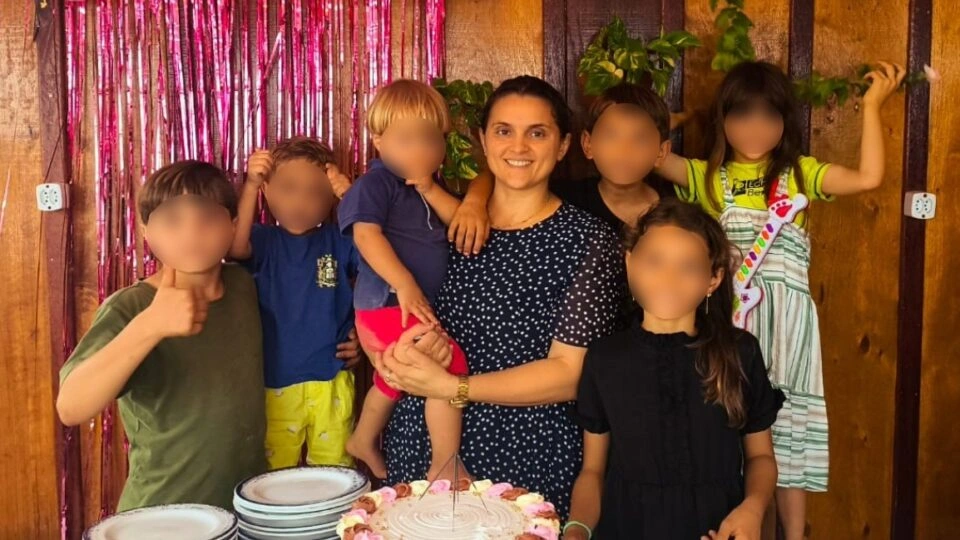 Justiça mantém bloqueio de bens de servidora pública casada com exilado do 8 de janeiro