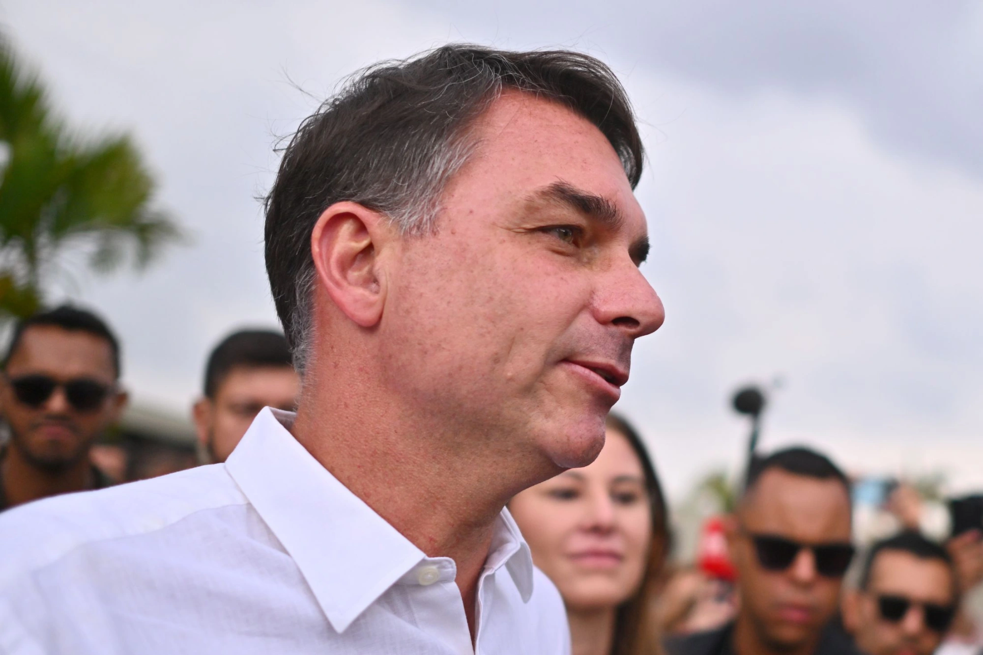 Flávio Bolsonaro se encontra com Eduardo e Ramagem nos EUA