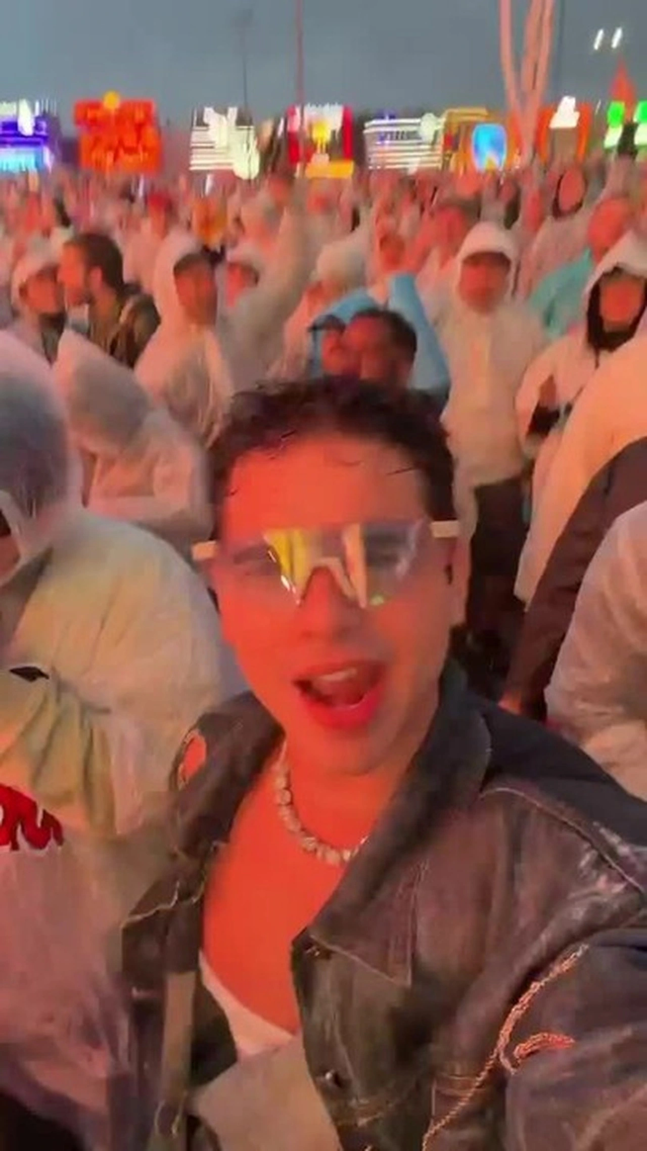 Ator João Victor Gonçalves dança ao som do Barão no Rock in Rio 2 dias após ser hostilizado por look; VÍDEO