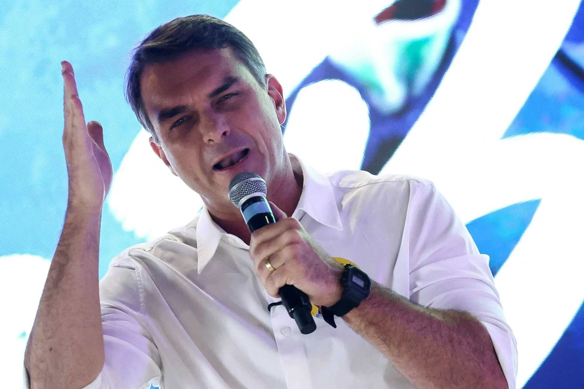 Não apoiaria mudar regra para permitir que parentes concorram à sucessão, diz Flávio