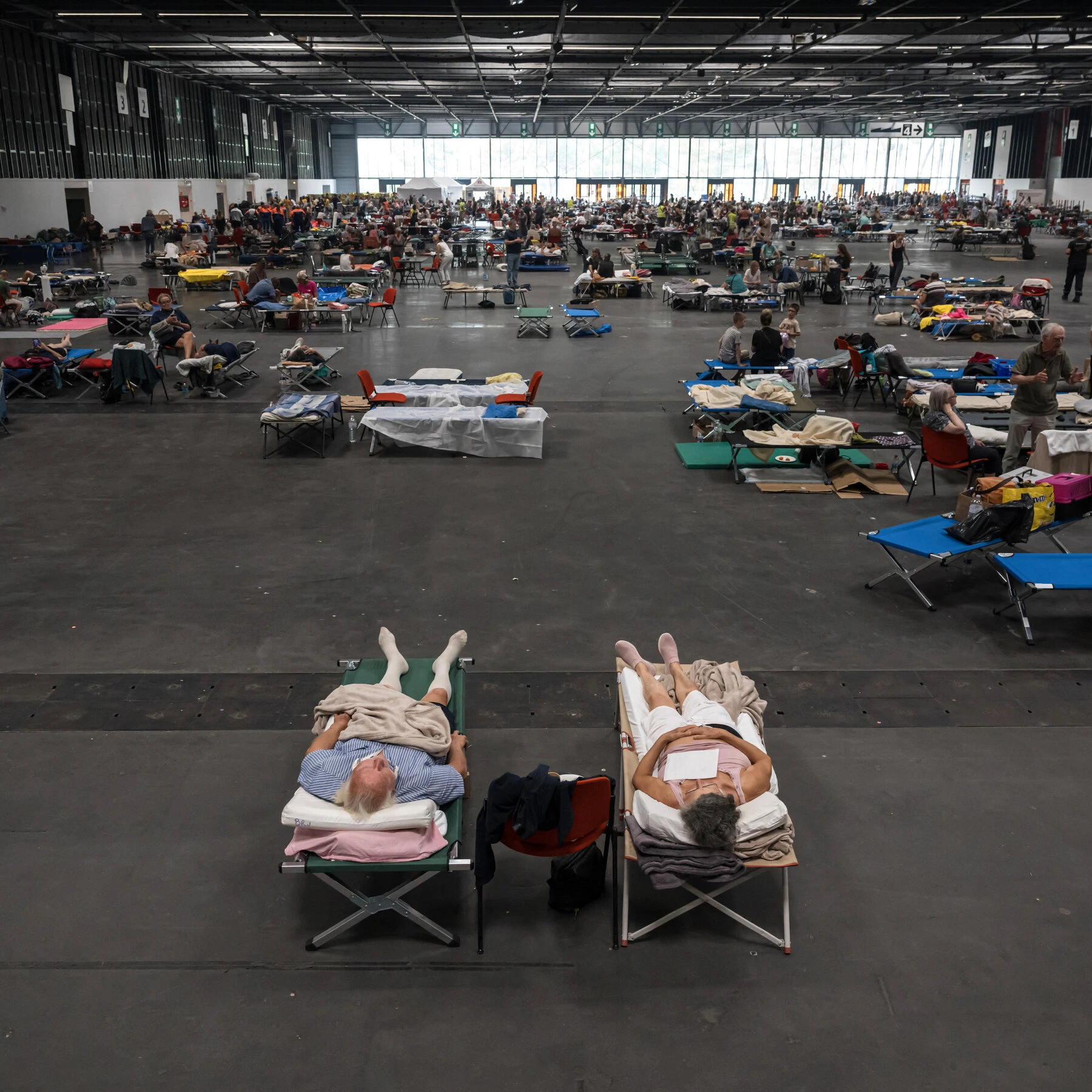 Chamas Avançam sobre Bordeaux, Onde Evacuados Equilibram Pavor e Esperança