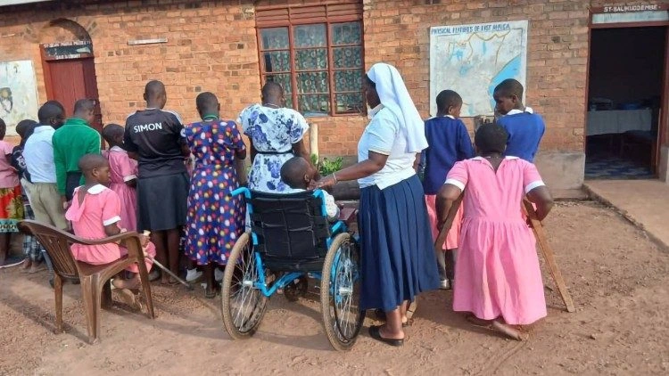 Em Uganda, religiosas levam esperança às crianças com deficiências graves