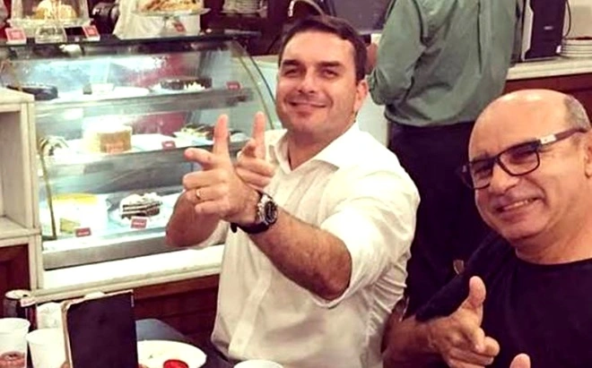 Emendas, homenagens e ex-assessores ligam trajetória de Flávio Bolsonaro a personagens do universo das milícias no Rio