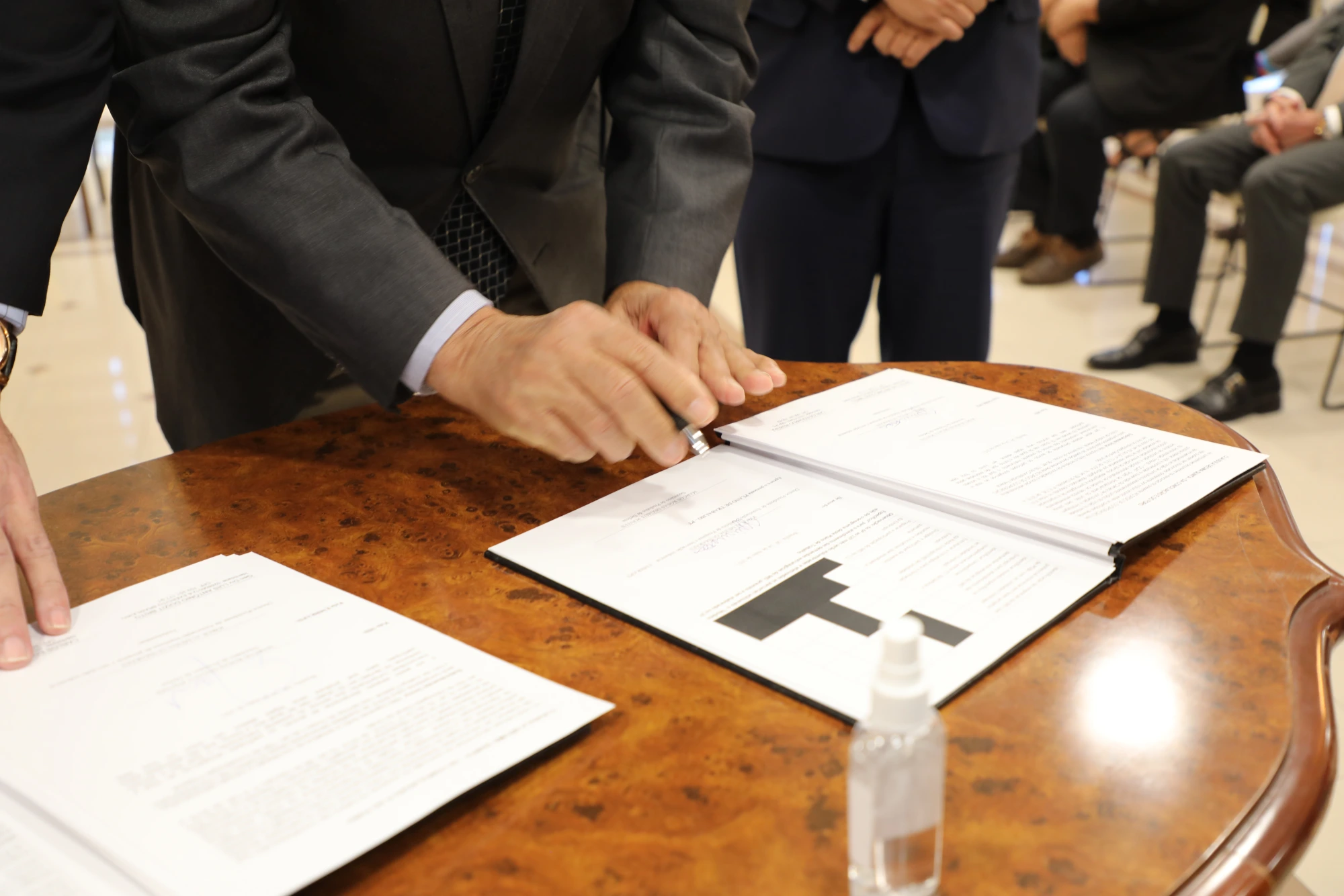 Acordo regulamenta trabalho no comércio em feriados