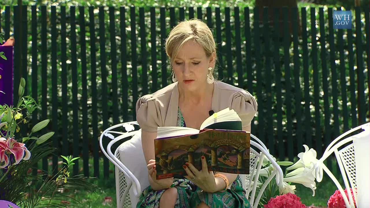 J.K. Rowling diz que sofreu ameaças de morte, estupro e tortura, após escrever textos transfóbicos