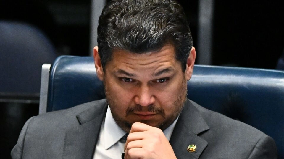 Davi Alcolumbre nega irregularidades após revelação de mensagens com banqueiro