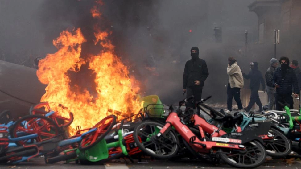 A faísca que fez protestos na França explodirem