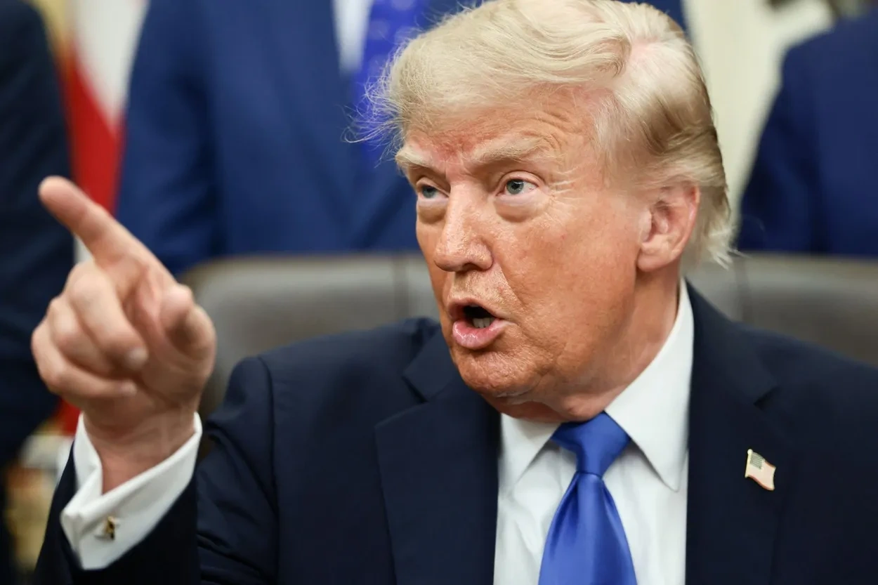 Trump proíbe CNN, MS NOW e Politico de entrar na Casa Branca