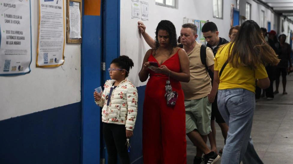 Eleições 2026 ao vivo: Mesários relatam confusão em zonas eleitorais após prorrogação da votação; siga