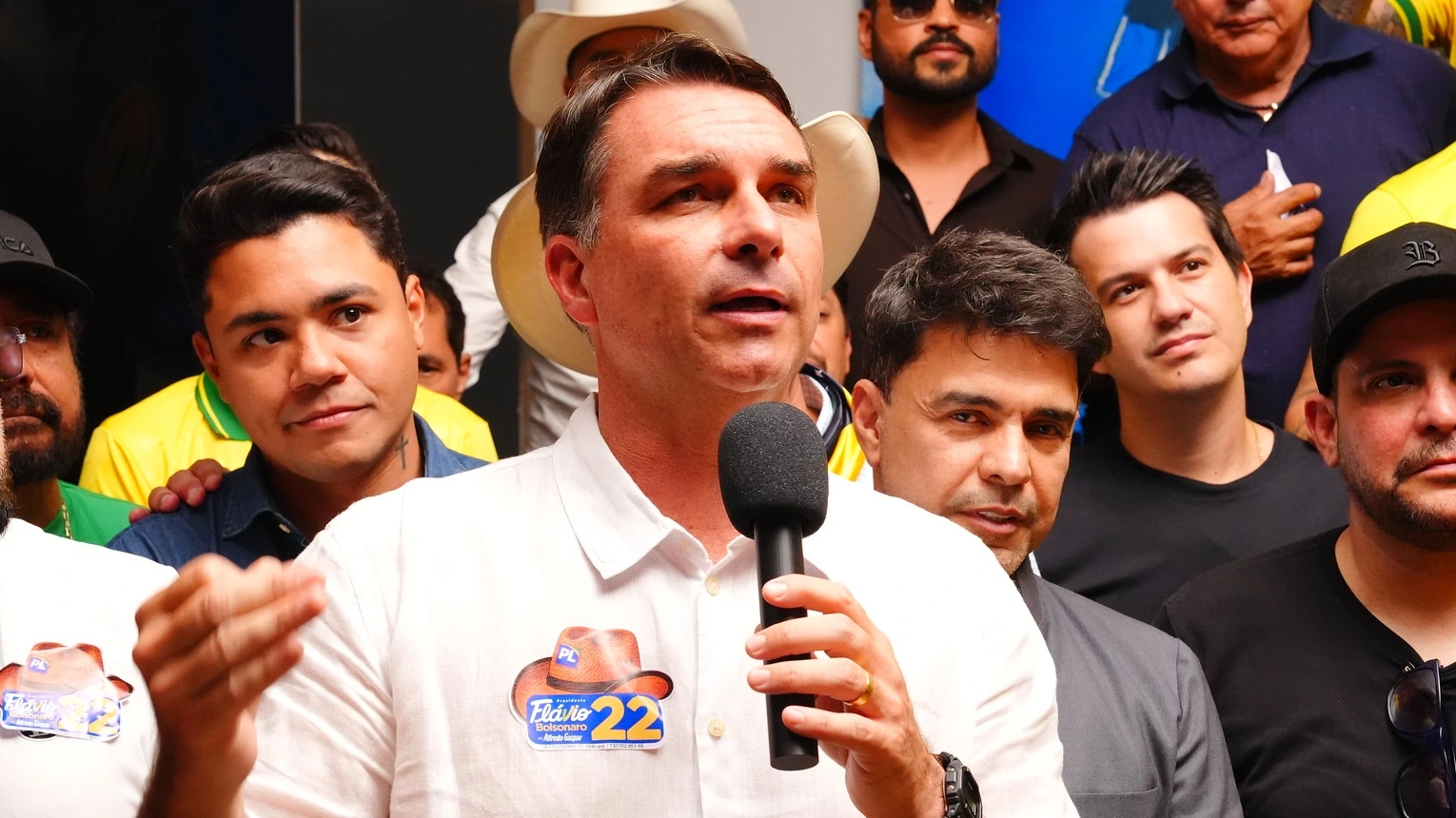 Flávio faz ofensiva no Nordeste. Lula deixa cartão sob sigilo