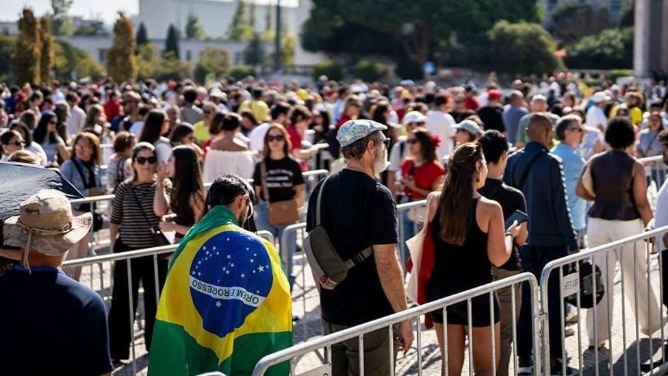Com 10% das urnas apuradas, Flávio Bolsonaro tem 50,9%, e Lula tem 40,7%; acompanhe