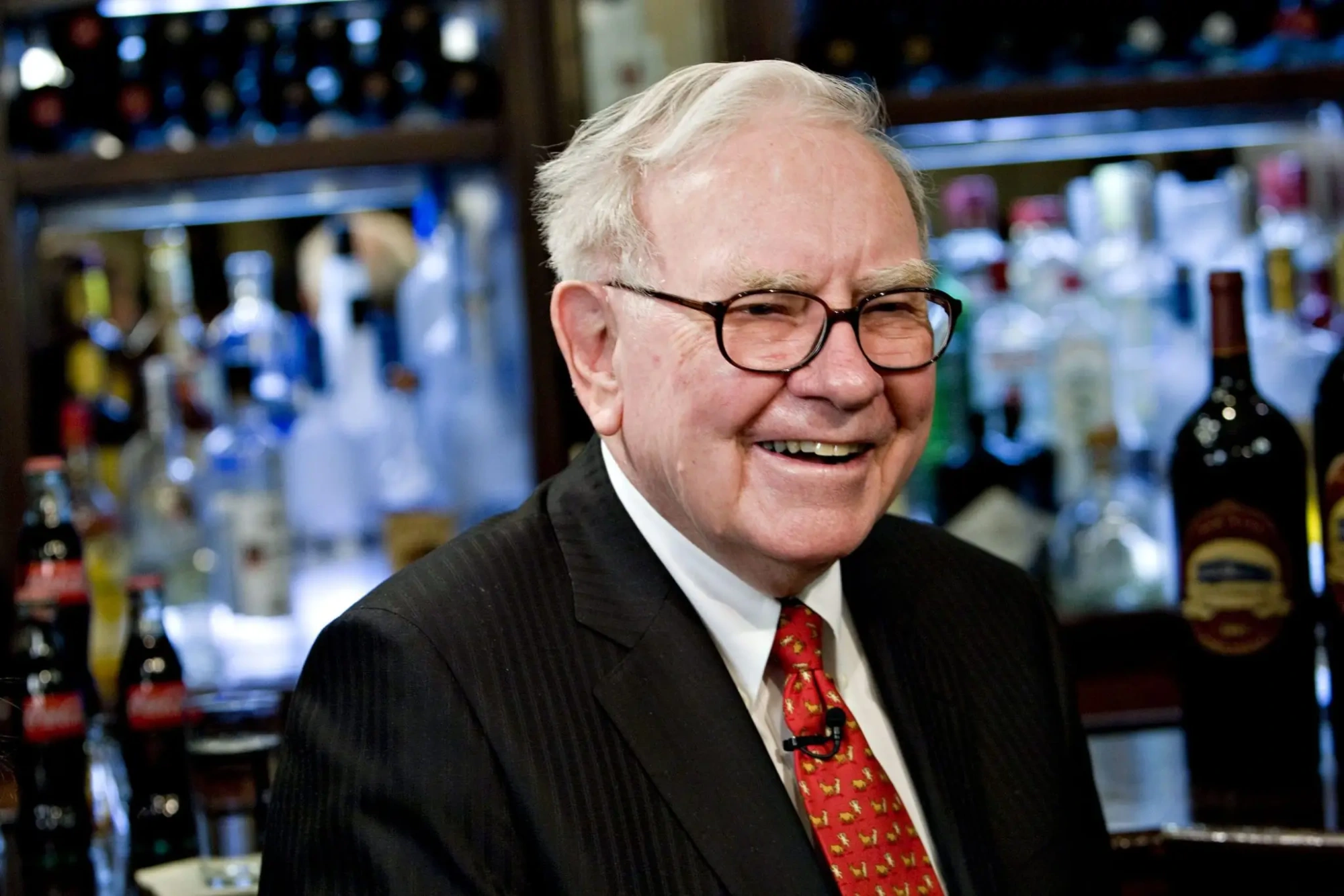 A nova rotina de Warren Buffett: YouTube, bridge e reality shows do Uzbequistão