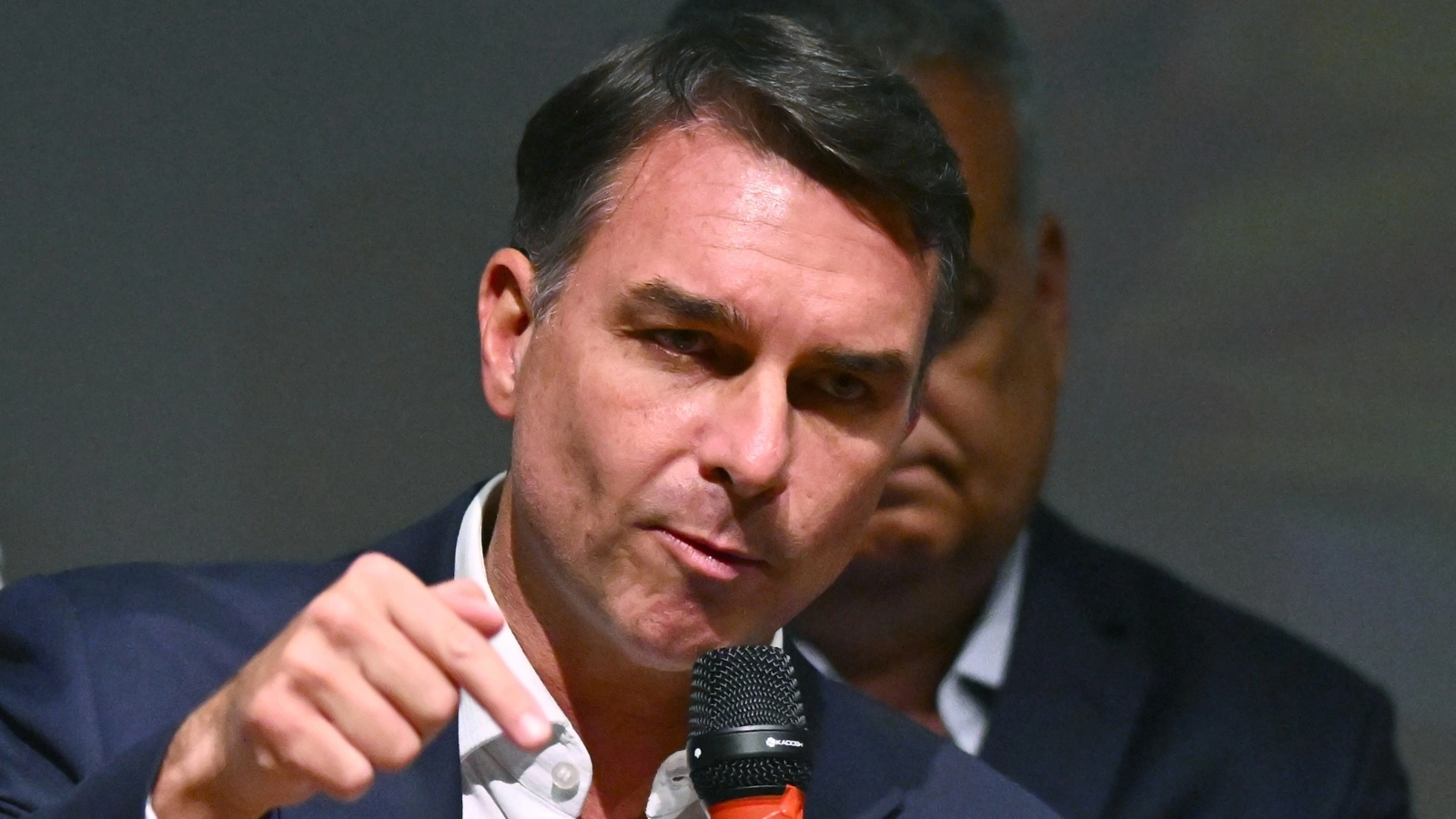 Após derrota, Flávio é alvo de Moraes e PF. Vitória de Lula pressiona mercado