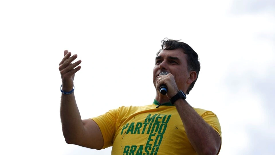 Em evento evangélico, Flávio Bolsonaro diz que Brasil enfrenta “guerra espiritual”