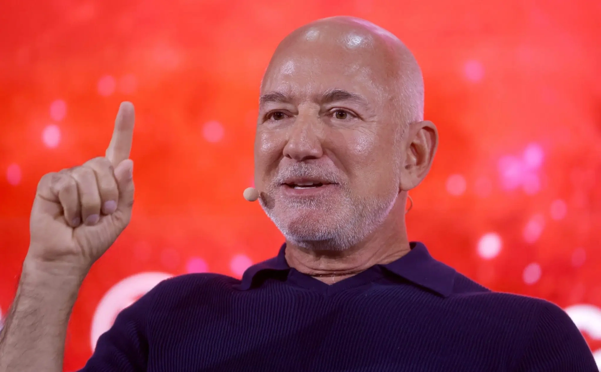 Jeff Bezos prevê semana de três dias de trabalho graças à inteligência artificial