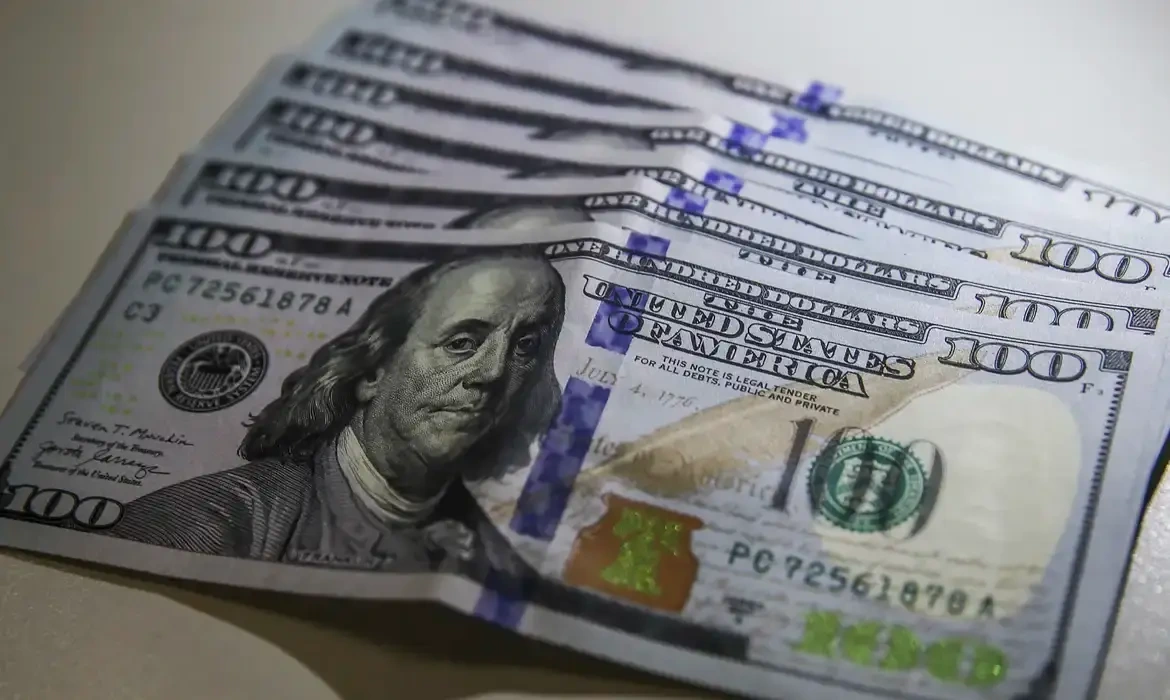 Dólar sobe a R$ 5,44 e tem maior cotação de 2026; alta na semana é de 9,15%